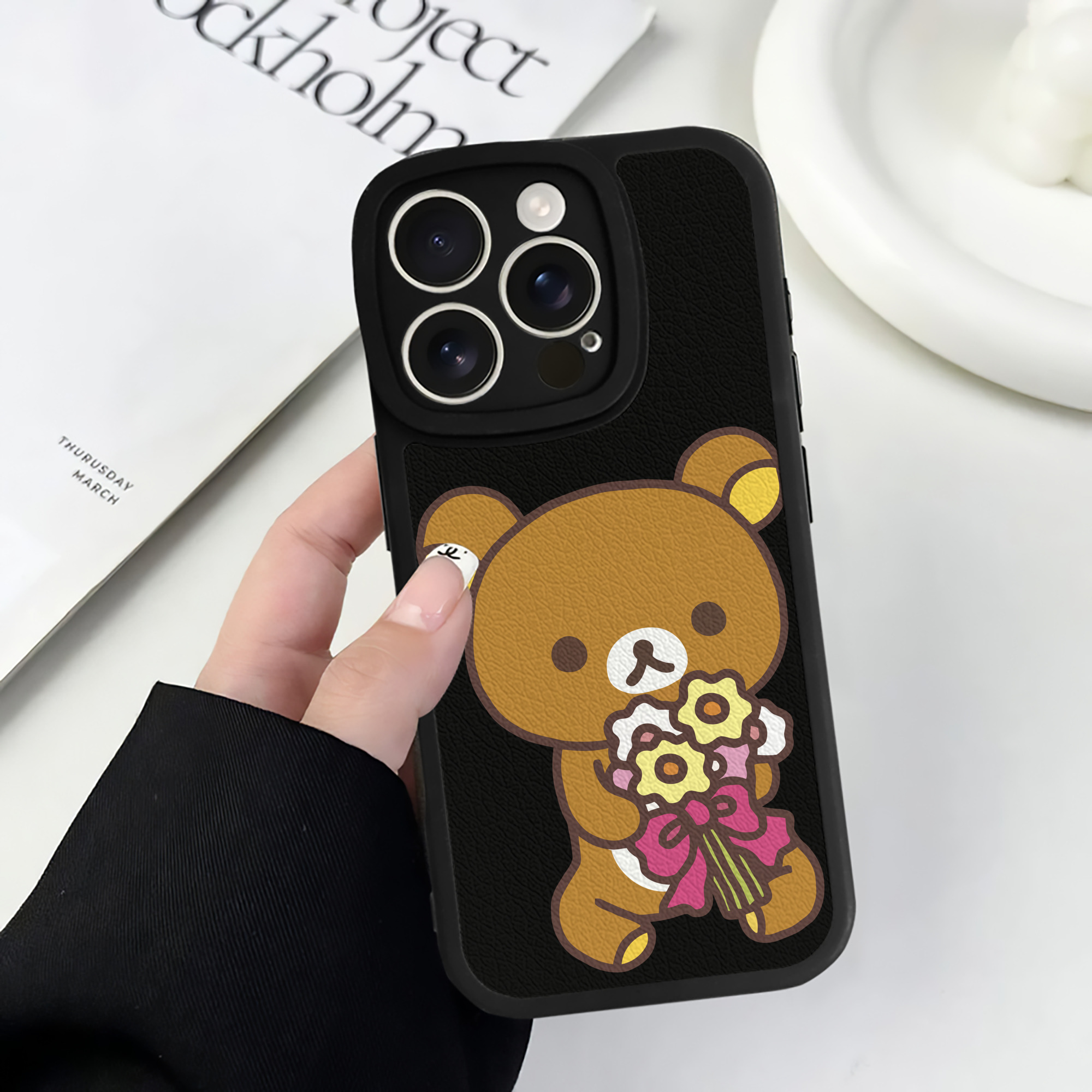 （画像用） リラックマ リラックマ キイロイトリ Rilakkuma Korilakkuma Kiiroitori 【iPhone 16シリーズ対応】シリコンスマホケース（レザー調） 材質：シリコン